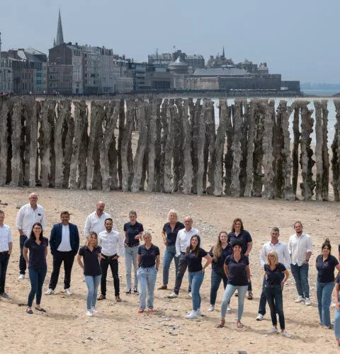 Photo de l'équipe Bizeul Immobilier sur la plage du Sillon à Saint Malo