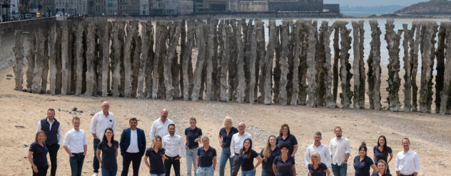 Photo de l'équipe Bizeul Immobilier sur la plage du Sillon à Saint Malo