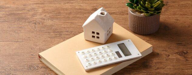 Calculatrice et maison représentation du crédit immobilier