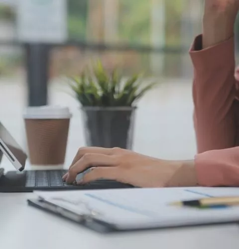 Agent immobilier travaillant sur son PC portable