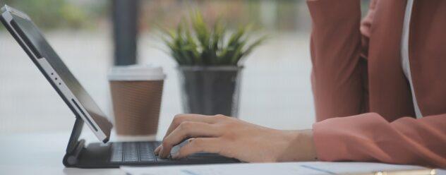 Agent immobilier travaillant sur son PC portable
