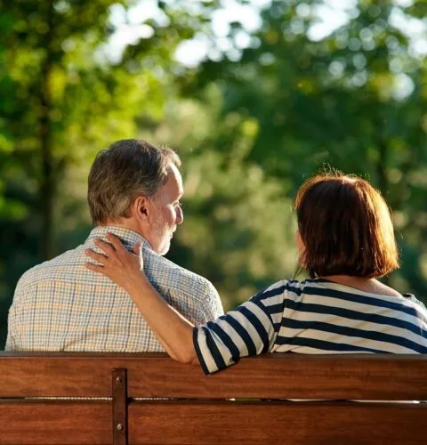 Couple de cinquantenaires assis sur un banc