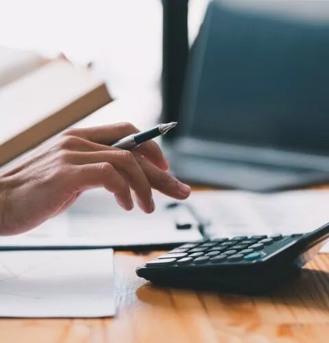Agent immobilier faisant des calculs d'impôts