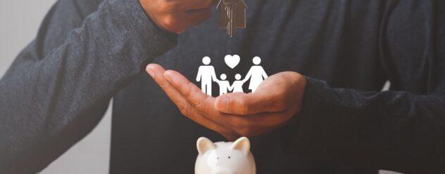 Tirelire avec pièces et famille. Représentation de la donation immobilière en famille