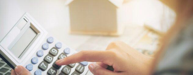 Une femme comptable ou employée de banque utilise une calculatrice.