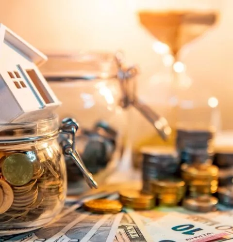 Concept d'épargne pour la retraite. Investissement immobilier ou foncier.