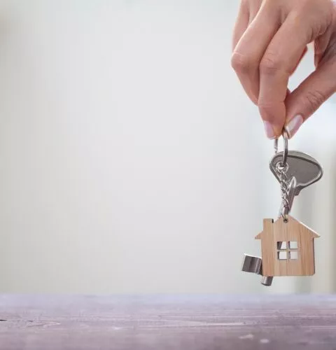 La clé de la maison à la main