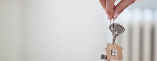 La clé de la maison à la main