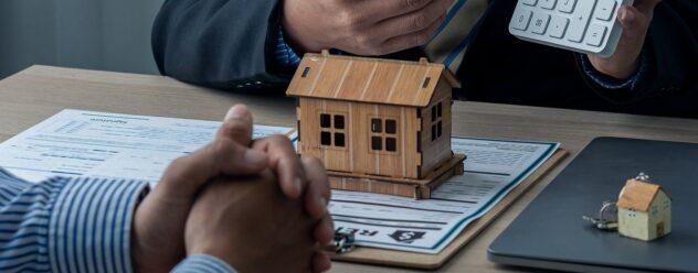 Les agents commerciaux et les nouveaux propriétaires signent un contrat d'achat ou de location immobilière sur la table.